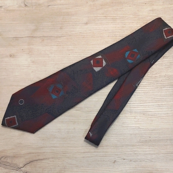 Halston RETRO Silk Texture Geometric Black and Red 4" - Picture 3 of 7